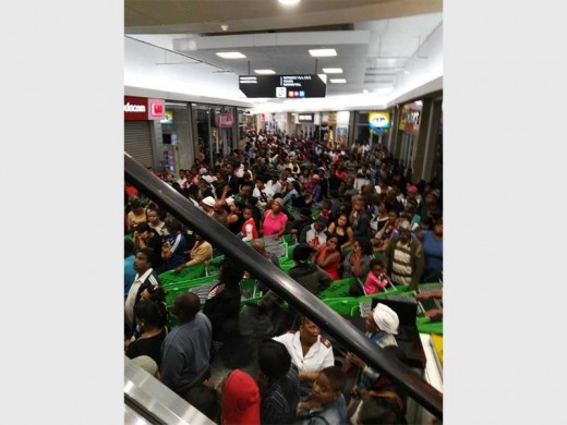 Barry Roux posted this picture of a jam-packed shopping mall walkway in Pretoria on Twitter on Black Friday. Massive crowds waited for shops to open. Photo: Twitter