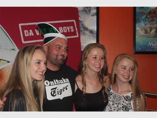 Rikus de Beer saam met Rozaqan Pretorius, en Marné en Shané Swanepoel.