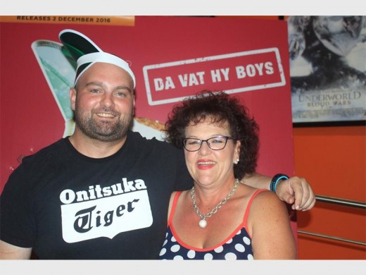 Rikus de Beer, die karakter Jonathan saam met Glaudi Turner wat op haar verjaarsdag die première van sy fliek bygewoon het.