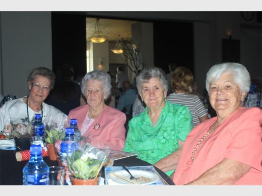 Lena Kretzschmar, Tris Strydom, Dolly Jordaan en Winnie Groenewaldt van Huis Moria kon ook die gratis ete en vertoning tydens die Kersfeesbederf vir bejaardes geniet.
