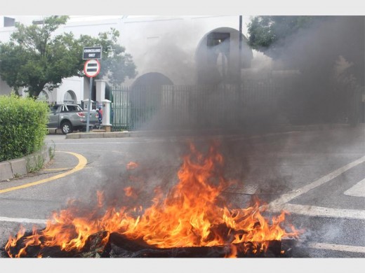 Striking municipal workers set alight tyres and barricaded the entrances to the Town Hall to ensure no municipal manager left.