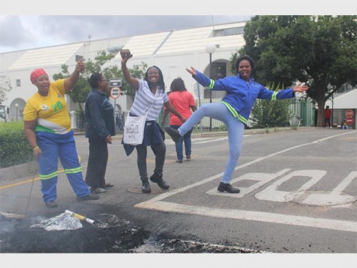 Mogale City municipal employees barricaded the entrances of the Centenary Hall with burning tyres to ensure none of the department managers leave.