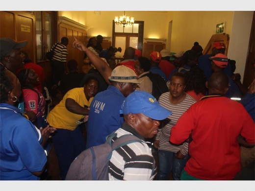 Mogale City municipal employees chanted and danced in front of the Municipal Manager' s chambers inside Town Hall after their did not receive their bonus which was promised because of the clean audit the municipality obtained.