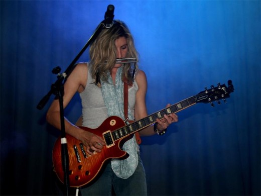Adéle Fouché, lead singer of the band Saarkie played guitar in honor of the beneficiaries. Photo: Andre Smith