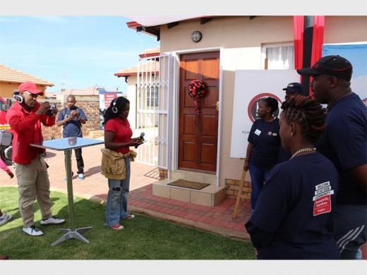 Kaya FM DJ, Kuli Roberts, with the entrants of the competition.