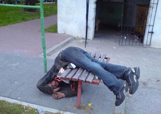 Trying to keep up with your friends at a New Year's party can be fatal. Make sure there is someone who knows how to identify the signs of alcohol poisoning.  Photo: Collage humour