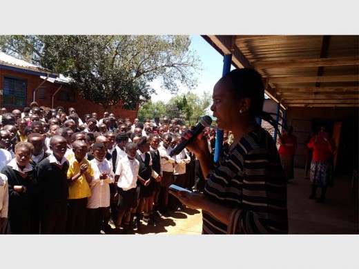 MEC Nandi Mayathula-Khoza addressing Tarlton Primary School learners.
