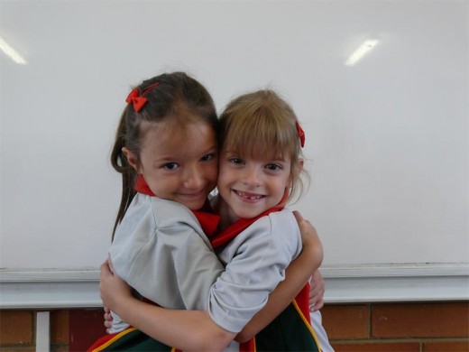 Die tweelingsussies Liane en Gracy van Straaten is baie lief vir mekaar en is saam opgewonde oor Graad 1.