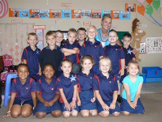 Die opgewonde Graad 0-klas saam met hul nuwe juffrou, Marelise Koekemoer.