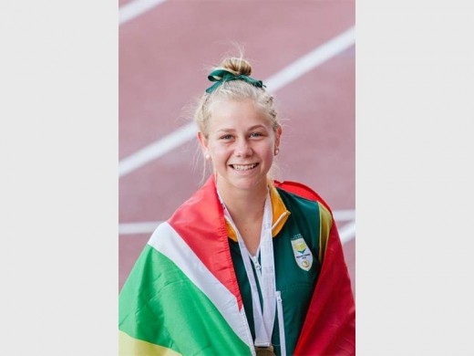 Liza Kellerman het die Suid-Afrikaanse vlag as mantel gedra nadat sy derde in die 800m gekom het. Foto: verskaf