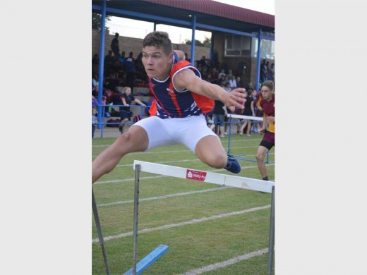 Abrie Roesch, 'n atleet van Hoërskool Bastion spring oor die hoë hekkies. Foto: Monique Naudé