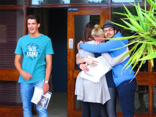 Waar party matrikulante trots met hul uitslae by die skoolsaal uitgeloop het, was ander minder gelukkig en het in hul ouers se arms troos gesoek.