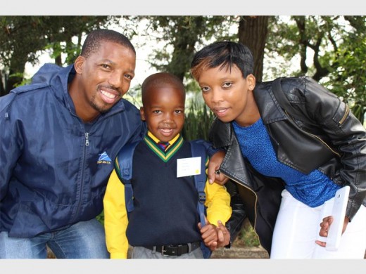 Even Pooe en Linda Banda het trots by Lesego gestaan op sy eerste dag van skool.