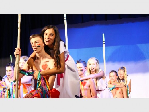Hoërskool Noordheuwel se Graad 8's dans tydens hulle groentjiekonsert getitel Karnaval.
