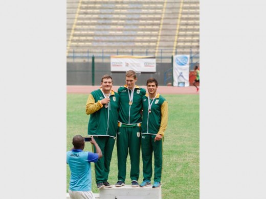 Morne Brandon, Kayle Blignaut en Naas Marais staan op die podium na hulle puik vertoning in gewigstoot by die Regional 5-atletiekspele. Foto: Verskaf