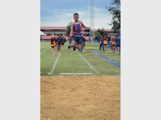 Neo van der Plank, 'n atleet van Hoërskool Bastion vlieg deur die lug om die verspringrekord te slaan. Foto: Monique Naudé