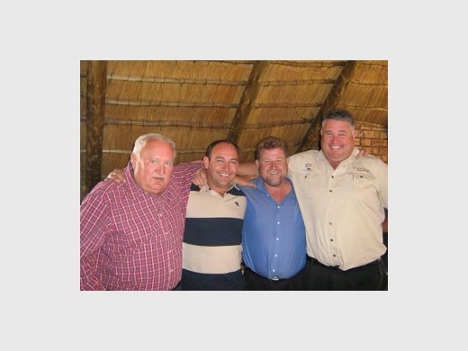 'n Facebook-foto van Thys Steenkamp, Riaan Steenkamp, Adriaan de Beer en Thys Steenkamp Junior.