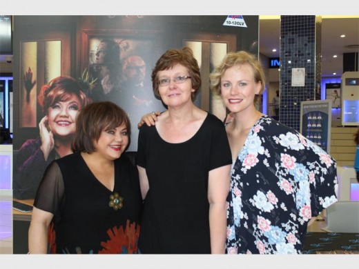 Lizz Meiring, Ronelda Jordaan en Laré Birk by die première van Hoener met die rooi skoene.