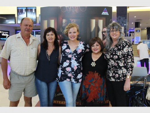 Kobus Steyn, Annette Steyn, Laré Birk, Liz Meiring en Sonia Bester.