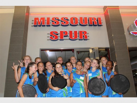 Laerskool Krugersdorp-Noord se eerstenetbalspan en B-netbalspan het by Missouri Spur in Key West as kelners gewerk om geld vir hulle toernooi en netbalrompies in te samel.