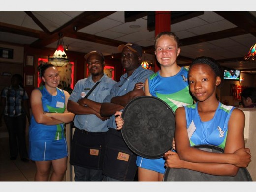 Die kelners en netbalspelers het die klante van Missouri Spur fluks bedien. In die foto is Sharizma Liebenberg, Dube Raphael, Mkhululi Nkomom, Miané le Roux en Desiree Swart.