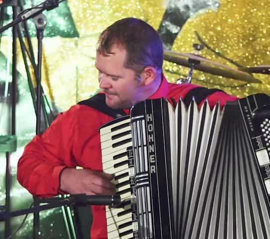 Christiaan Ras van Krugersdorp-Wes, trekklavierspeler van die Klipwerf Orkes, beoog om die Guinness Wêreldrekord te breek met ’n 100 uur lange, ononderbroke musiekmarathon.