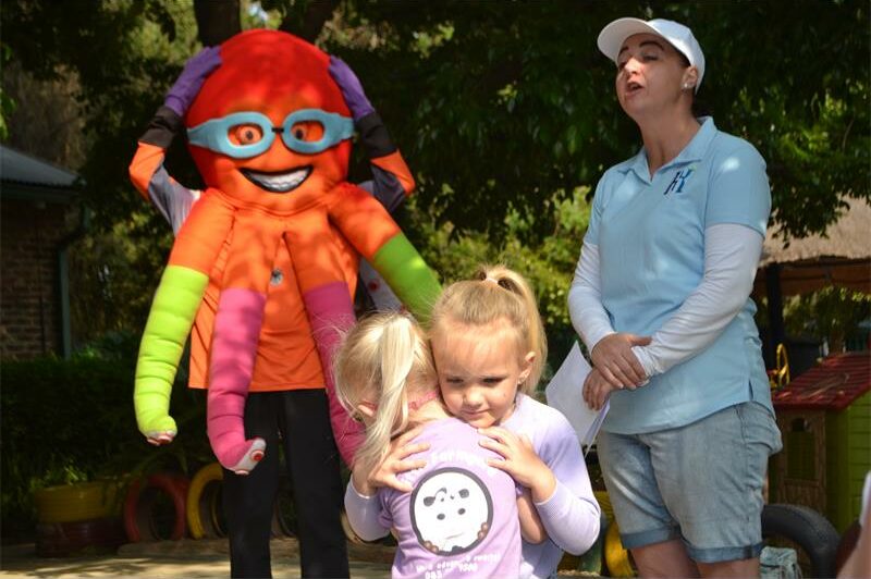 'n Plaaslike swemskooleienaar waarsku teen die gevare van water en deel noodsaaklike riglyne om kinders veilig te hou.