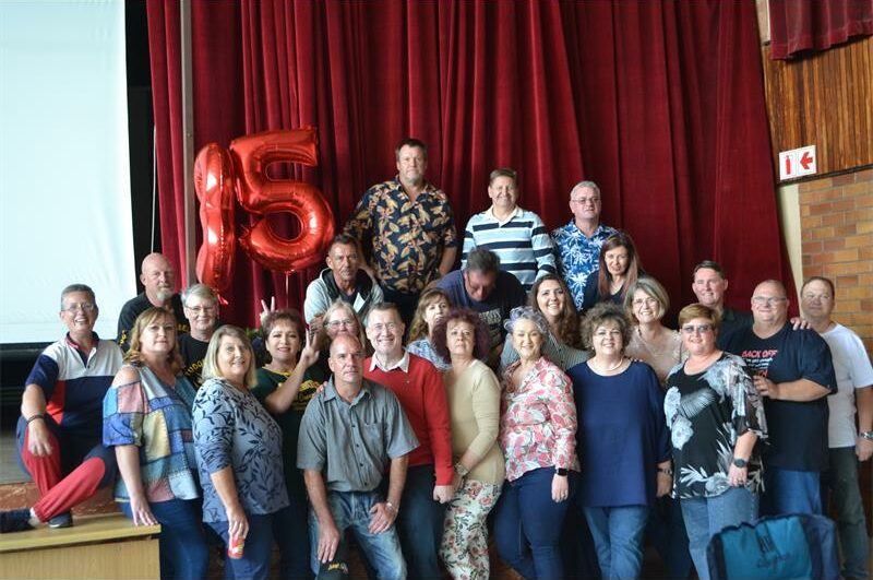 Oud-Buffels van die 1990 Hoërskool Bastion matriekgroep herleef skooldae vol lag, herinneringe en vriendskap 35 jaar later!