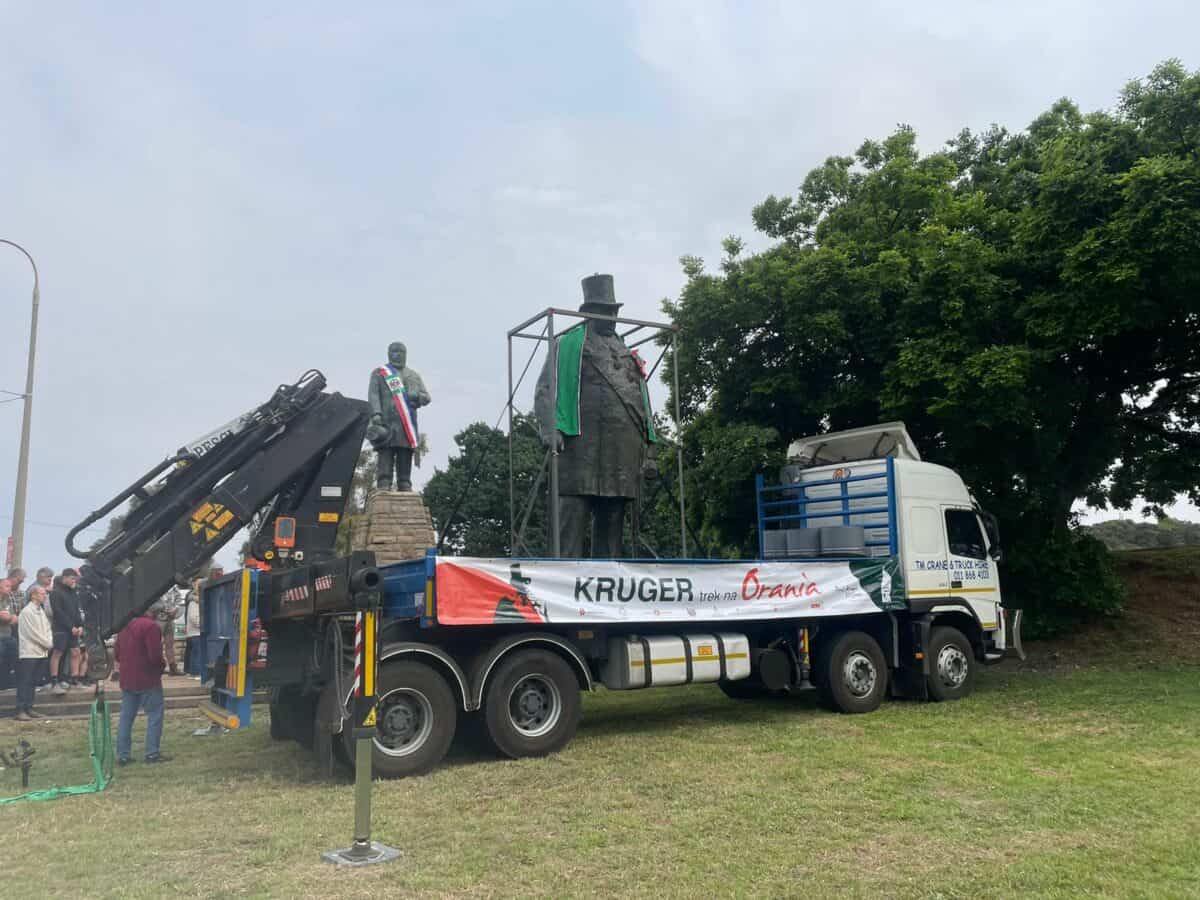 Die nuwe Paul Kruger-standbeeld het ’n simboliese stop in Krugersdorp gemaak tydens sy trek na Orania.