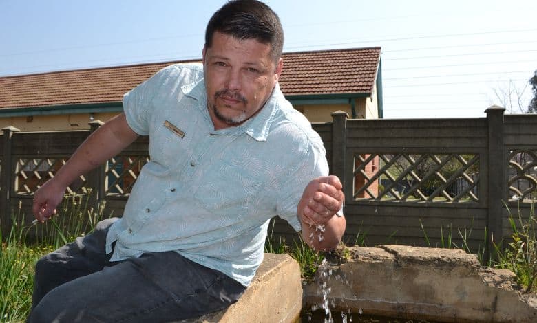 ’n Jarelange waterlek op ’n sypaadjie in die middedorp mors nie net water nie, maar bedreig ook die strukture van ’n woonstelblok vir bejaardes.