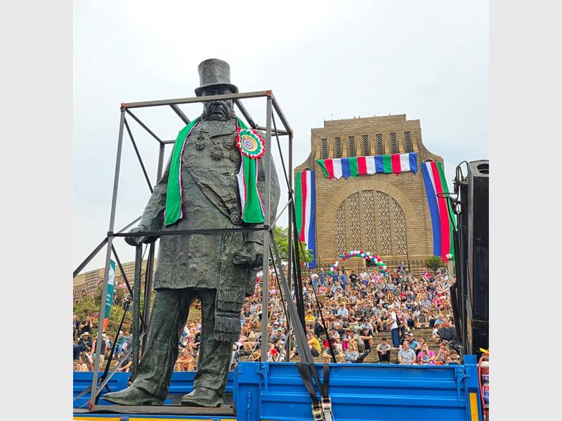 Die nuwe Paul Kruger-standbeeld stop môre in Krugersdorp as deel van die Kruger Trek na Orania-projek. Kom beleef die geskiedenis en kultuurfees vanaf 08:30 by die Paardekraal-monument.