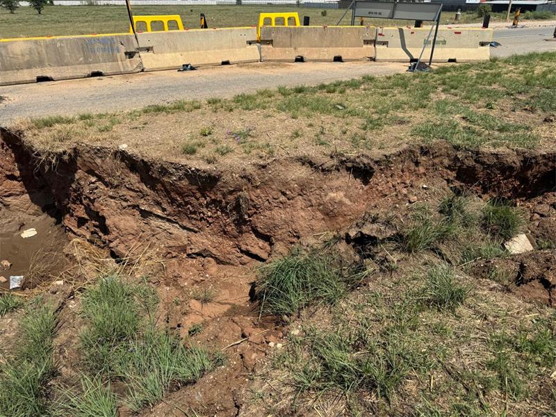 Over 5 000 sinkholes have been identified in the West Rand, and stakeholders met to address the ongoing dangers and delayed repairs on the R563.