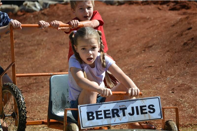 Leerders van grade RR tot 7 het geglimlag, geskree en in die modder gegly tydens een van die skool se lekkerste fondsinsamelings van die jaar – hul kaskarwedren.