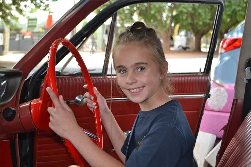 Jaénai Dutton het fondse vir Just In Time Baby Sanctuary ingesamel tydens ’n karskou in Krugersdorp-Noord.