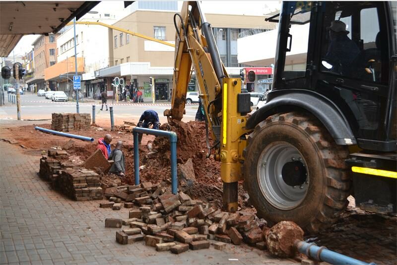 Krugersdorp CBD faces another water outage as a burst pipe on Monument Street disrupts supply, just weeks after a similar incident. Residents are encouraged to find alternative water sources while repairs are underway.