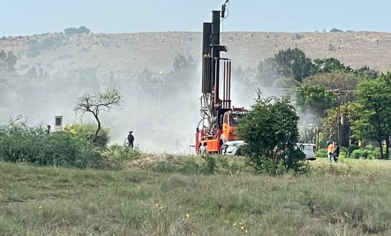 The R563 between Krugersdorp and Hekpoort has reopened after sinkhole investigations, but motorists are urged to remain cautious.