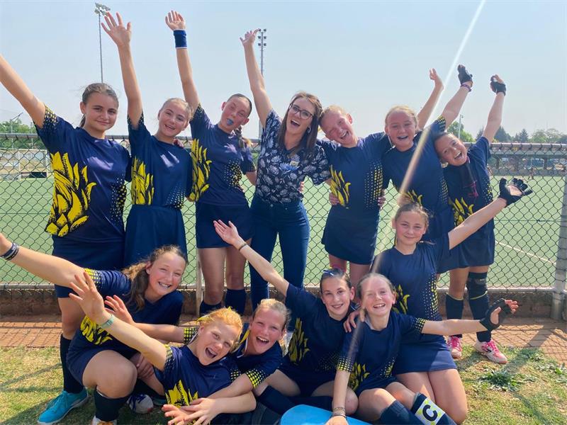 Proties se o.12A-hokkiedogters het die D2-liga gewen en hul afrigter is trots op hul prestasie.