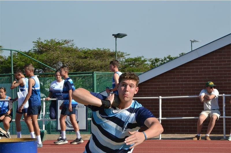 Honderde atlete het deelgeneem aan die 16de Barry Lok-atletiekbyeenkoms, waar verskeie skoolrekords verpletter is en top-prestasies die dag oorheers het.