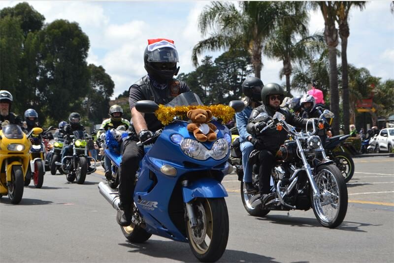 Nearly 1 000 people joined the West Rand Bikers Association’s Santa Run, filling the streets with rumbling engines, goodwill, and Christmas joy.
