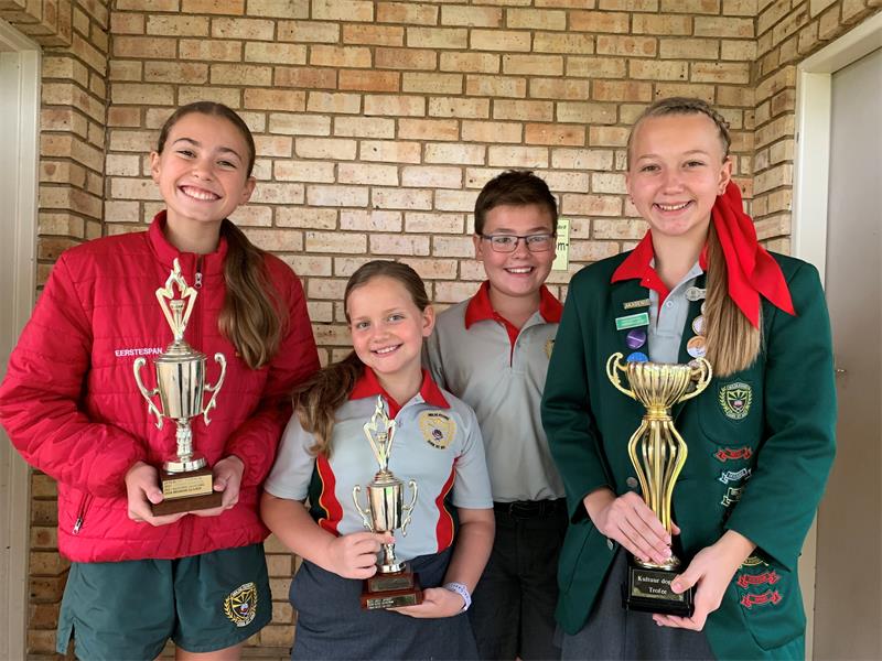 Laerskool Muldersdrif eer graad sewe-leerders en kultuurhelde met spesiale toekennings en trofeë.