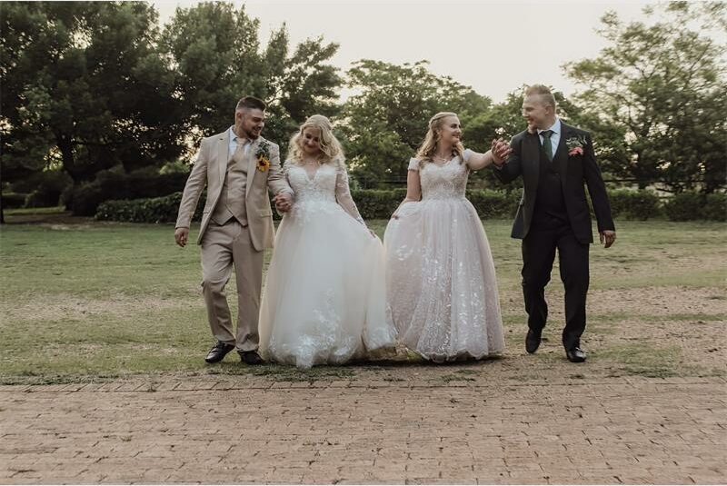 Hulle was al as babas in Krugersdorp News, en nou keer hulle terug as stralende bruide. Die Dirker-tweeling se dubbeltroue is ’n viering van liefde, familie en ’n onbreekbare band.