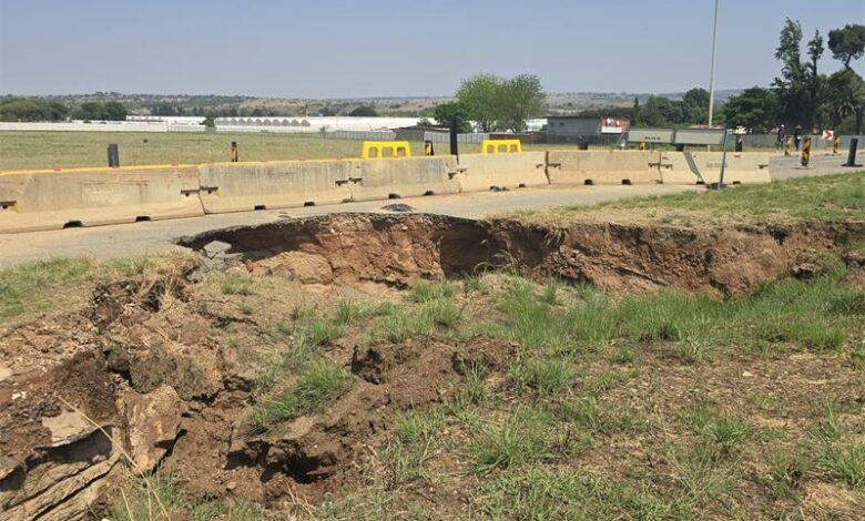 Heavy vehicle ban implemented on R563 due to growing sinkhole
