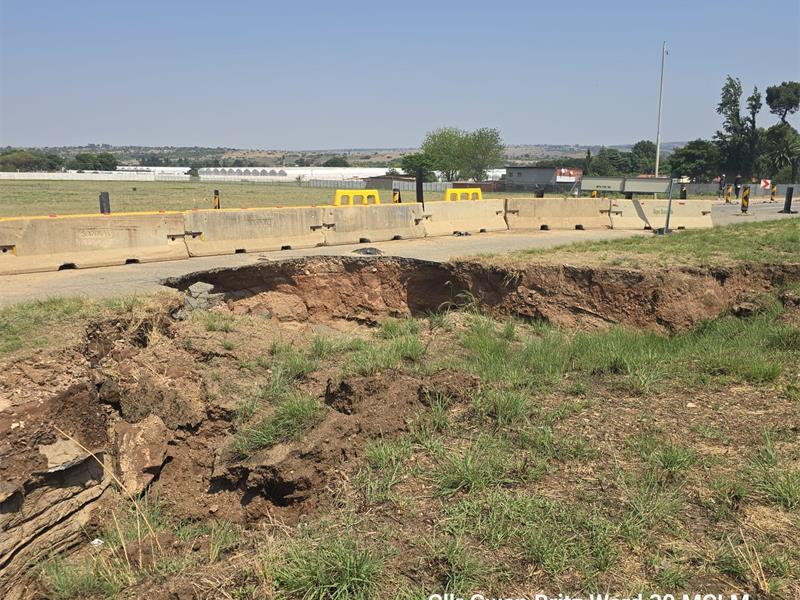 A growing sinkhole after the R563/ N14 intersection has led to immediate restrictions for large vehicles. Ward councillor Gwen Britz is urging motorists to follow alternative routes and drive carefully.