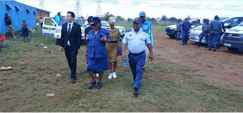 West Rand Police visit Hlanganani Primary, sharing safety tips, festive cheer and gifts for learners.