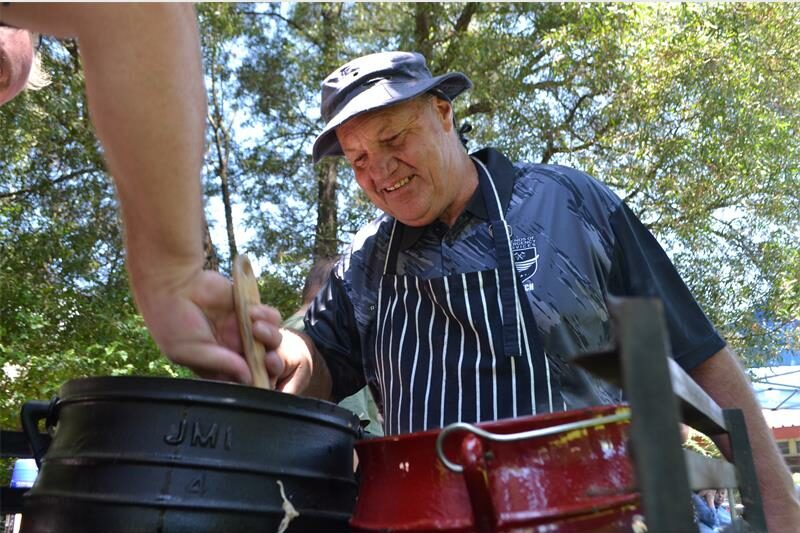 Van beespot tot wildspot – spanne het hul beste resepte ten toon gestel om fondse vir plaaslike nooddienste in te samel.