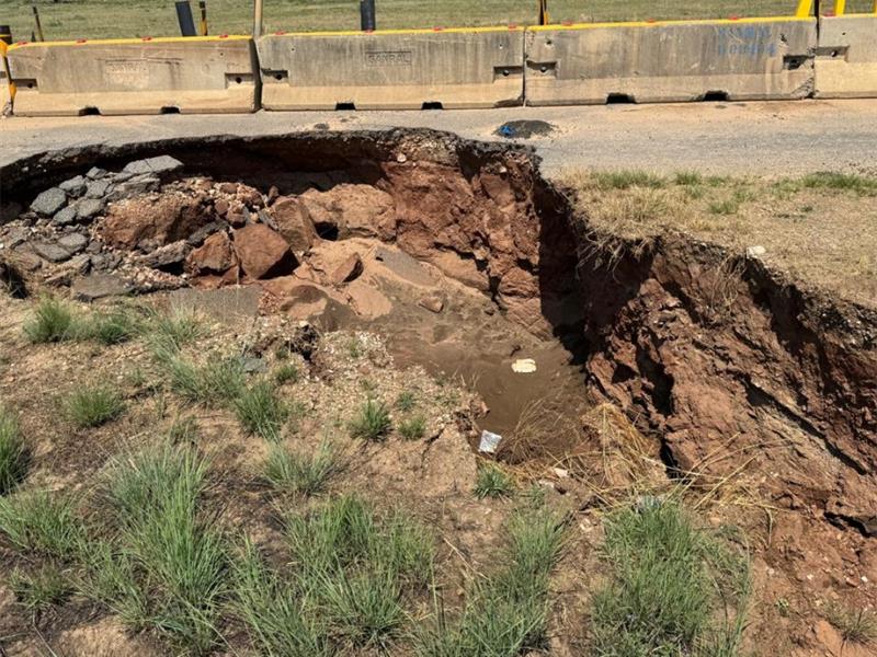 Sinkhole closure on R563 leaves commuters frustrated and roads crumbling under detours.