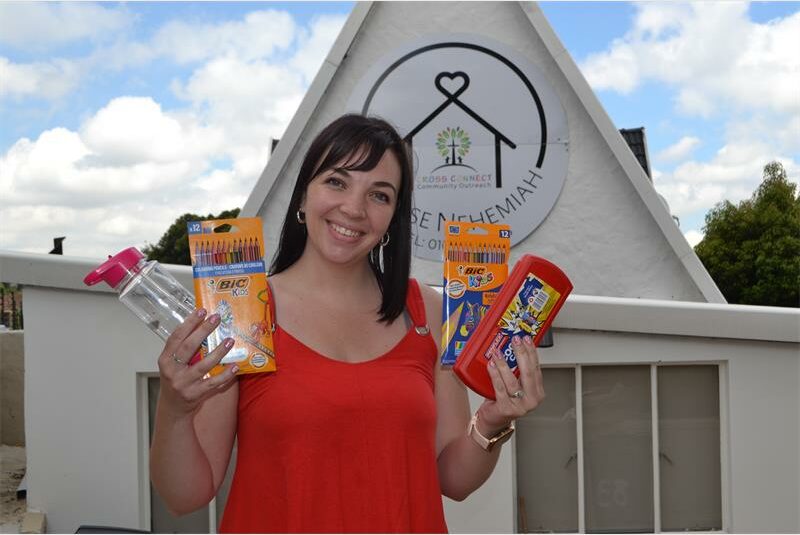 Cross Connect Community Outreach doen ’n beroep op die publiek om skryfbehoeftes te skenk, sodat hul kinders die skooljaar vol selfvertroue kan aanpak.
