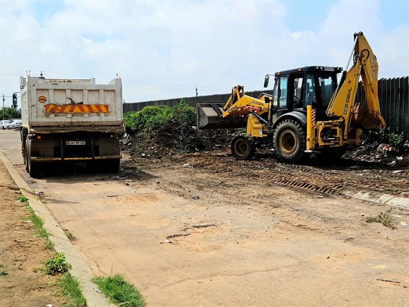 Mogale City Local Municipality and the Gauteng Department of Roads and Transport launch a two-week programme delivering urgent services directly to Swaneville residents.