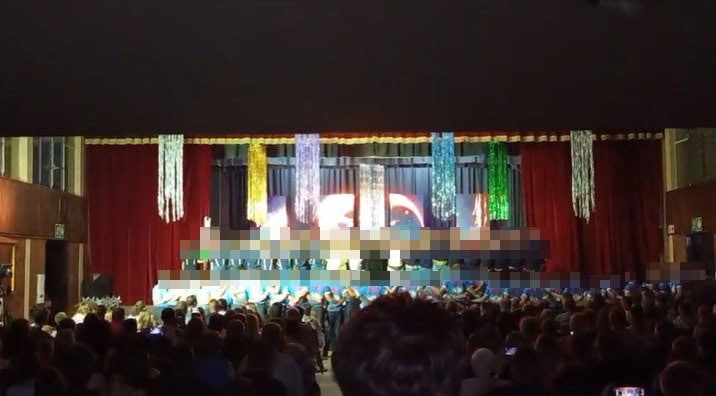 Bankie met kinders op gee mee tydens groentjiekonsert