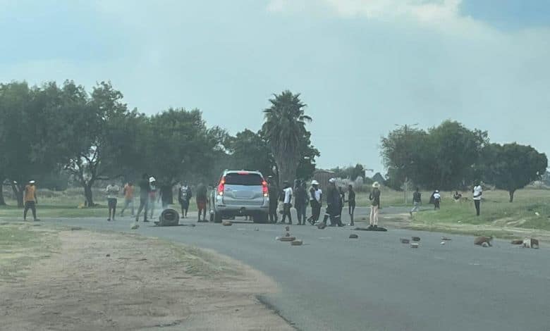 Motorists are advised to avoid Tudor Road in Kagiso as protesters block the roadway and tensions remain high.